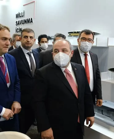 bakan-varank-saha-expoda-tubitak-standini-ziyaret-etti