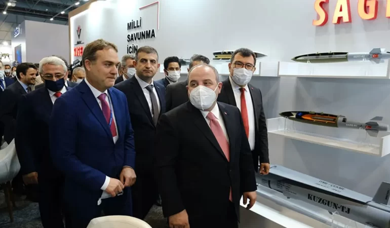 bakan-varank-saha-expoda-tubitak-standini-ziyaret-etti