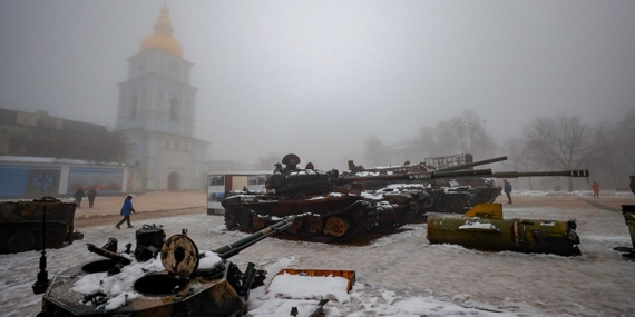 Rus tankları başkent Kiev’deki meydanlarda sergileniyor