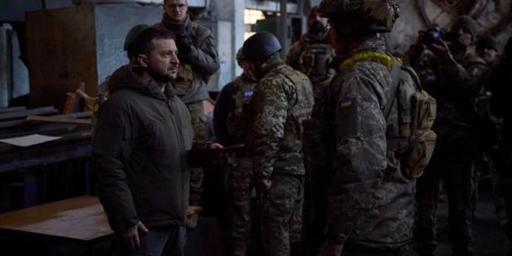 Zelenskiy, savaşın en yoğun yaşandığı Bahmut’u ziyaret etti
