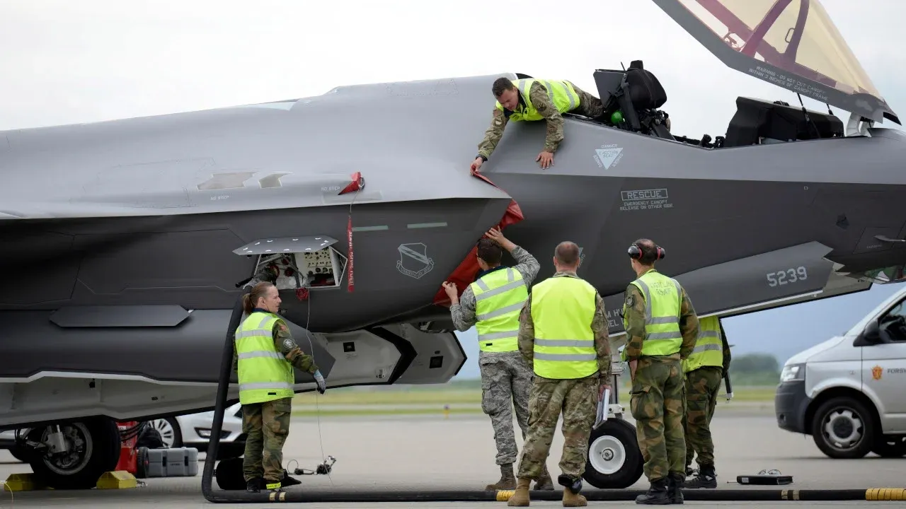 F-35 uçağında unutulan el feneri 4 milyon dolarlık hasara neden oldu