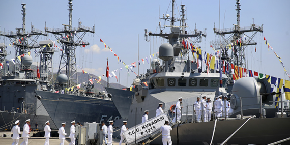 Katar’da konuşlanacak TCG Kuşadası ve TCG Kumkale için görevlendirilme töreni