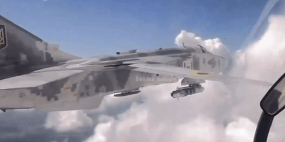 Ukrayna’ya ait Su-24 uçağı yeni güdümlü bombayı test ederken görüntülendi