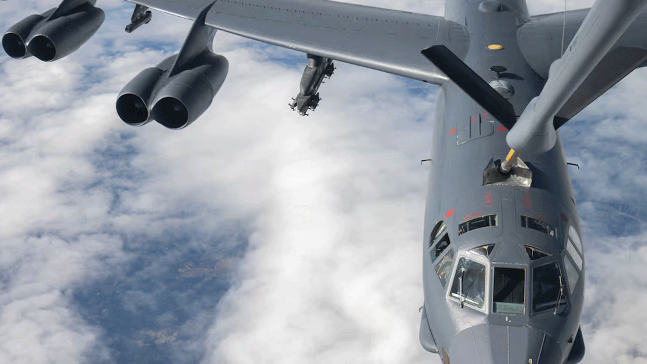 B-52 bombardıman uçağının yeni motorları testlere hazırlanıyor