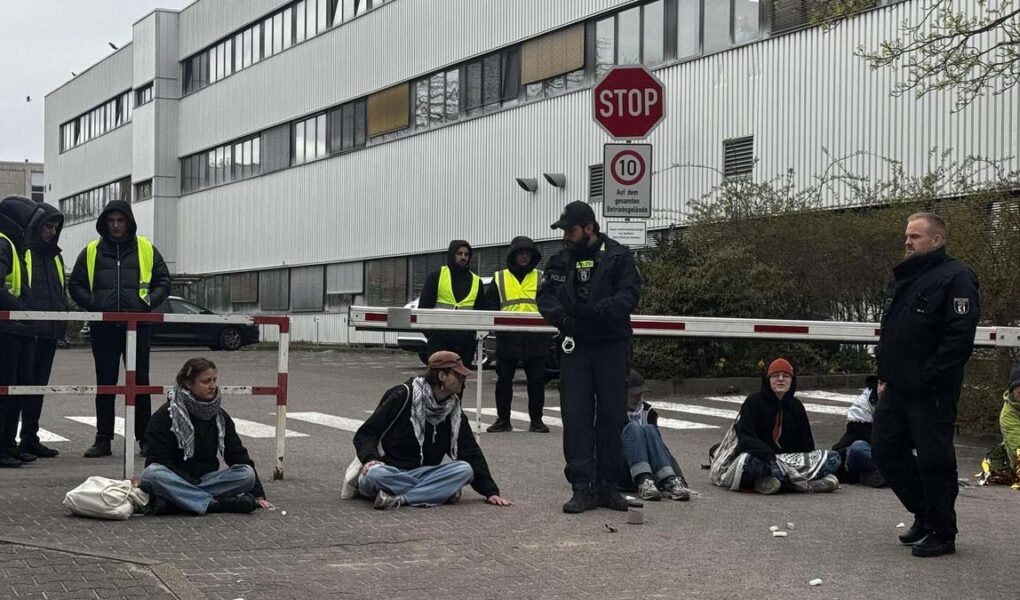 Berlin'de aktivistler Rheinmetall önünde yolu kapattı