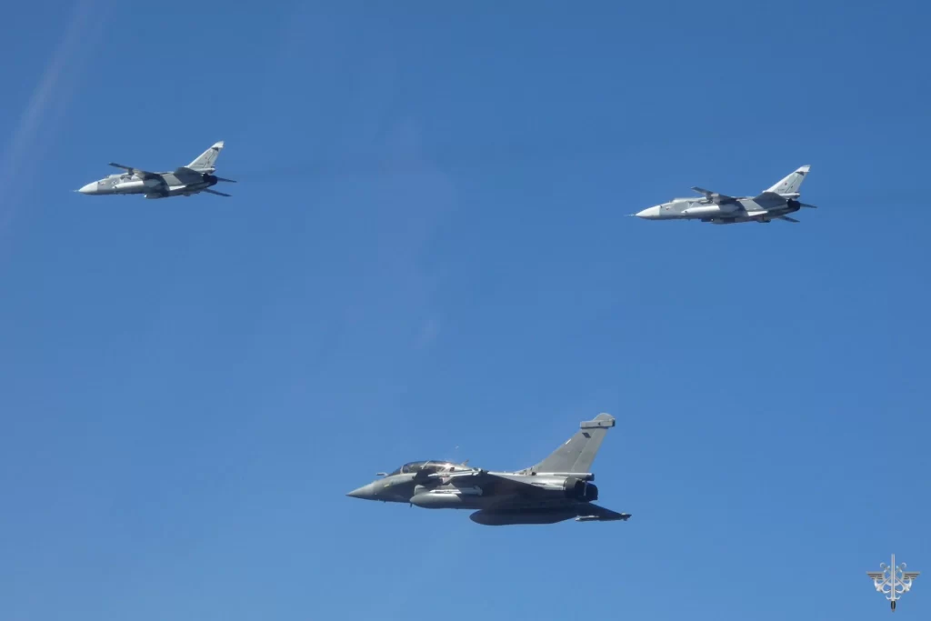 Rafale uçakları Baltık hava sahasında Rus jetlerini engelledi