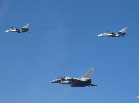 Rafale uçakları Baltık hava sahasında Rus jetlerini engelledi