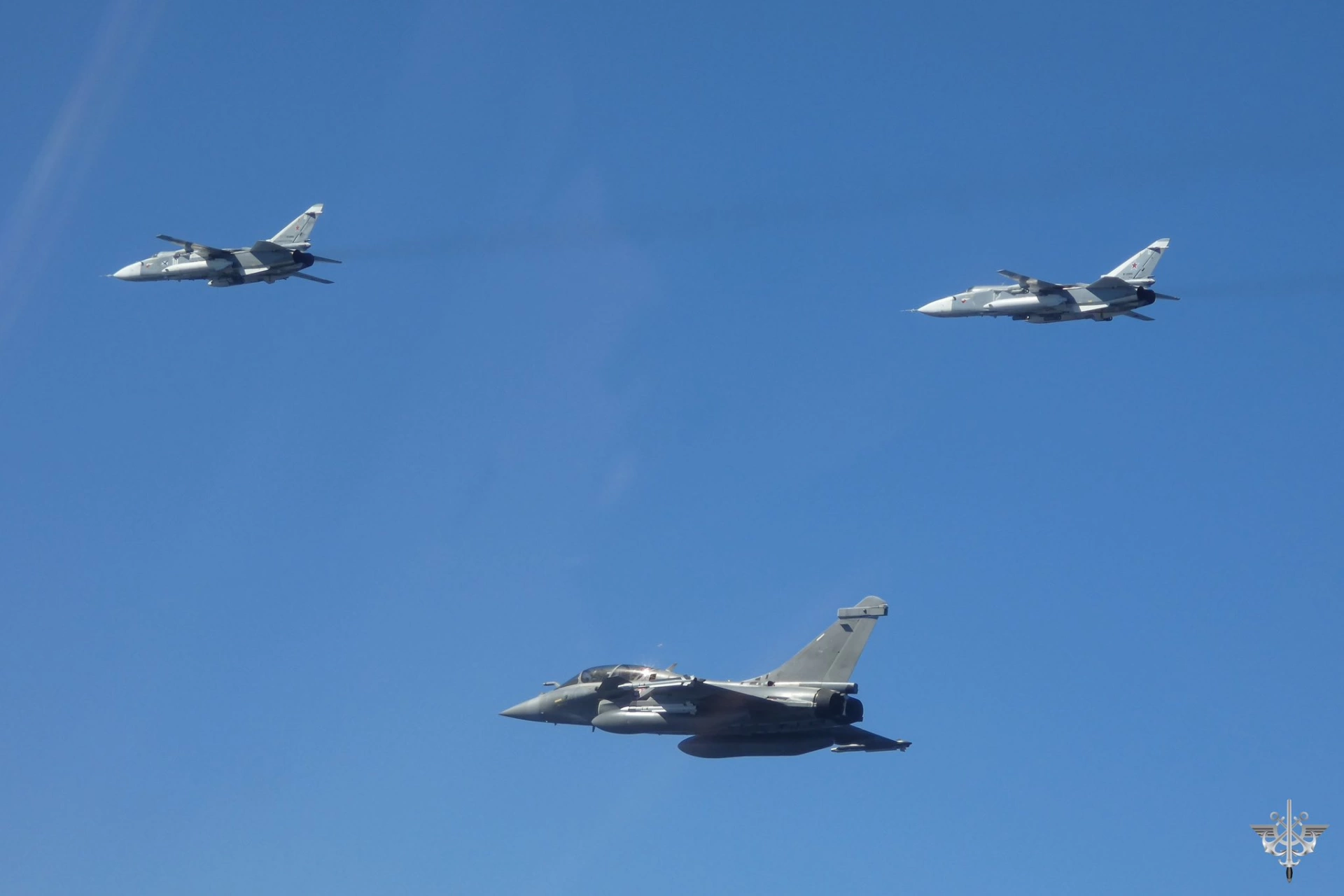 Rafale uçakları Baltık hava sahasında Rus jetlerini engelledi