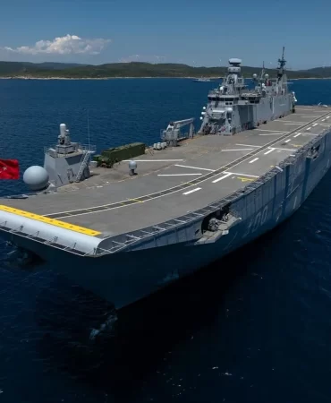 TCG Anadolu’nun EFES-2026’daki amfibi ve hava gücü sergilendi
