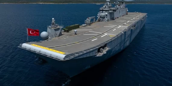 TCG Anadolu’nun EFES-2026’daki amfibi ve hava gücü sergilendi