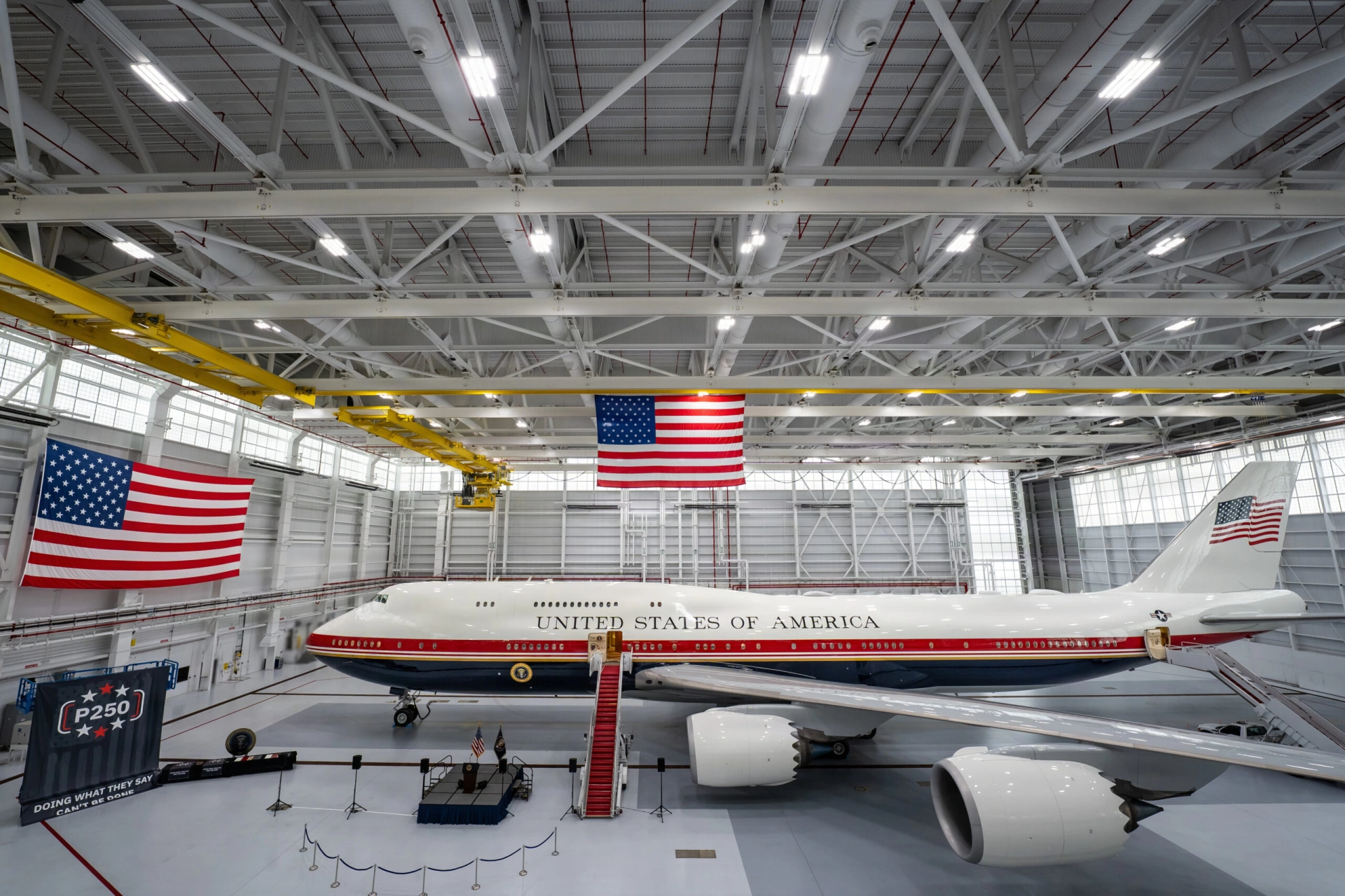 Air Force One filosuna yeni "köprü" uçak teslim edildi