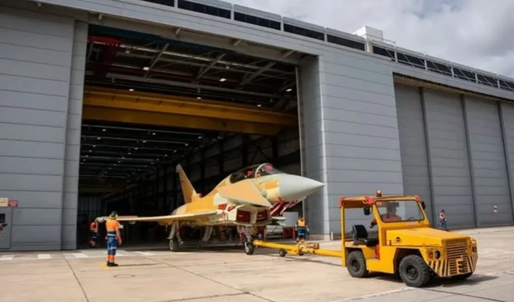 İspanya'nın yeni Eurofighter uçağı hangardan çıktı: Dev güç!