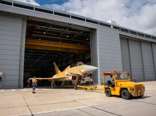 İspanya'nın yeni Eurofighter uçağı hangardan çıktı: Dev güç!