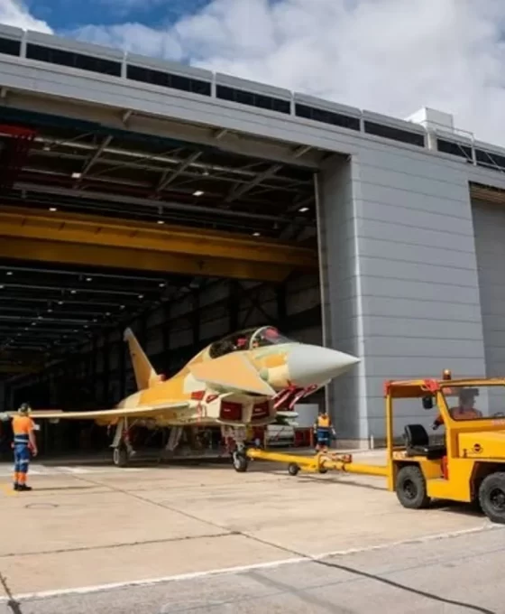 İspanya'nın yeni Eurofighter uçağı hangardan çıktı: Dev güç!