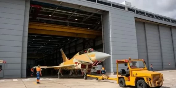 İspanya’nın yeni Eurofighter uçağı hangardan çıktı: Dev güç!