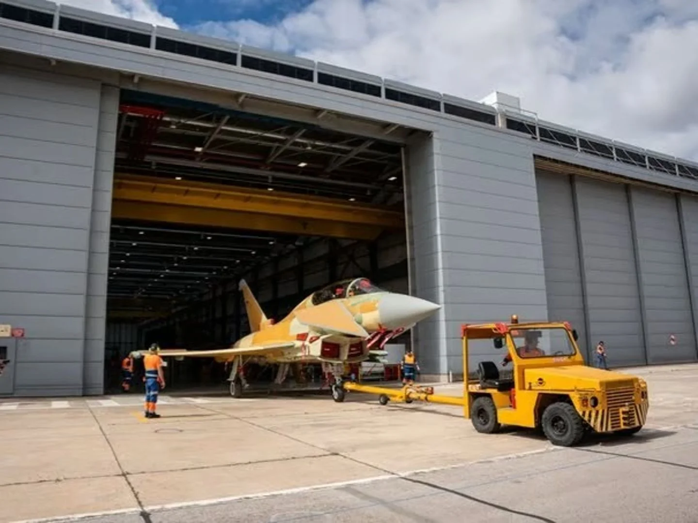 İspanya'nın yeni Eurofighter uçağı hangardan çıktı: Dev güç!