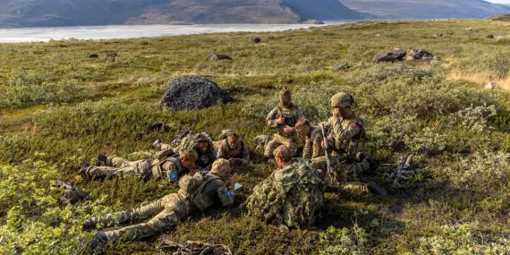 Danimarka'dan Grönland'a tarihi hamle: Zorunlu askerler ilk kez Arktik'e indi