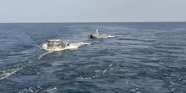 Liman devri bitti: ABD Donanması insansız gemiyi açık denizde robotla yakıtladı